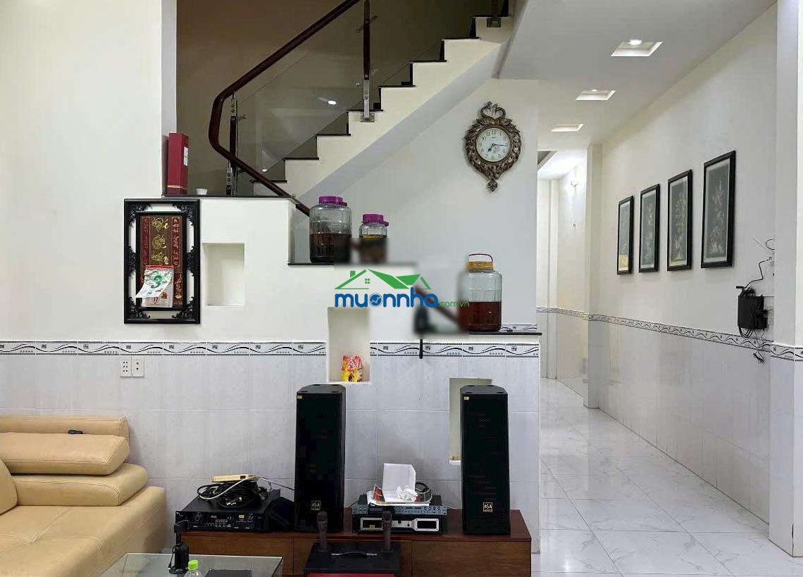 Bán nhà 2 tầng đường nhựa có sân rộng rãi để xe hơi tại nguyễn văn tạo