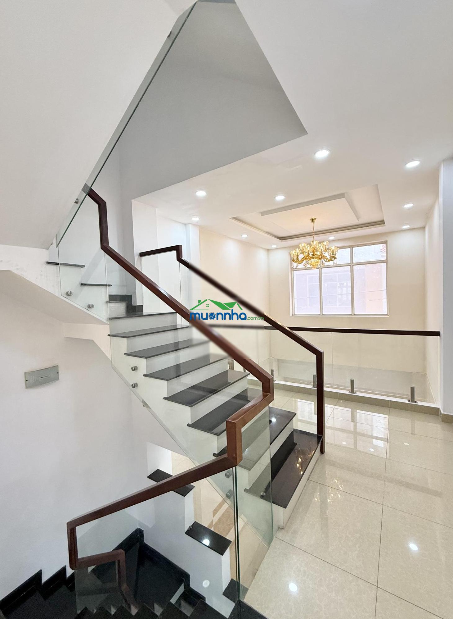 Chính chủ nhà 4 tầng dọc tuyến quốc lộ 13, gần vạn phúc city