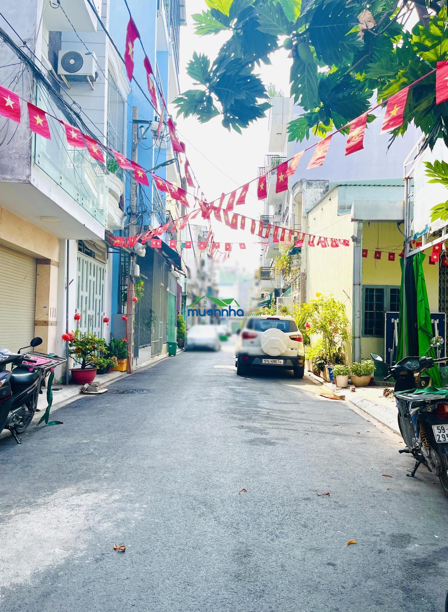 Bán đất tặng nhà. hẻm xe tải 1 trục, nhà 2 tầng, gần 70m2, sát mặt tiền đường. nhỉnh 7 tỷ