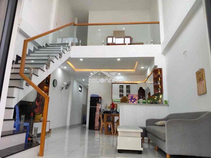 Nhà lững ngay trường thcs phú hoà