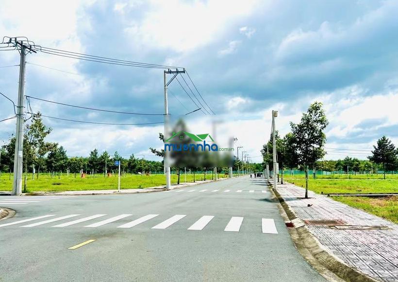 Lô góc 3 mặt tiền đẹp, sau lưng công viên. ngân hàng cho vay 70%, sổ sẵn, công chứng liền