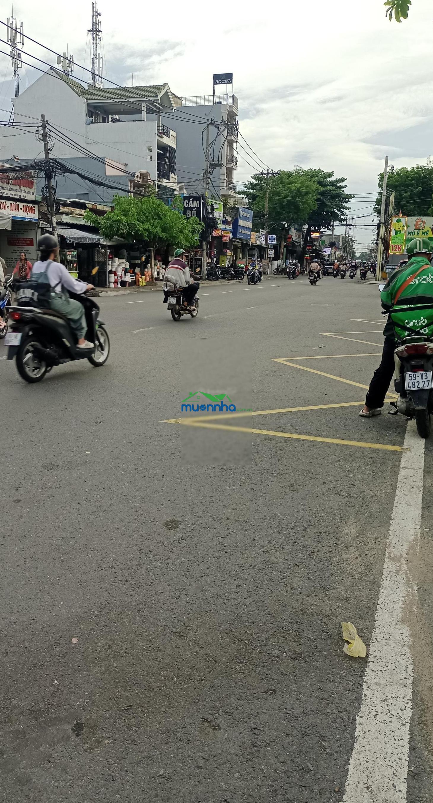 Nhà mới 4 tầng, 3 pn, nội thất đẹp, xe hơi tới nhà, gần chợ phạm văn bạch. 4.95 tỷ