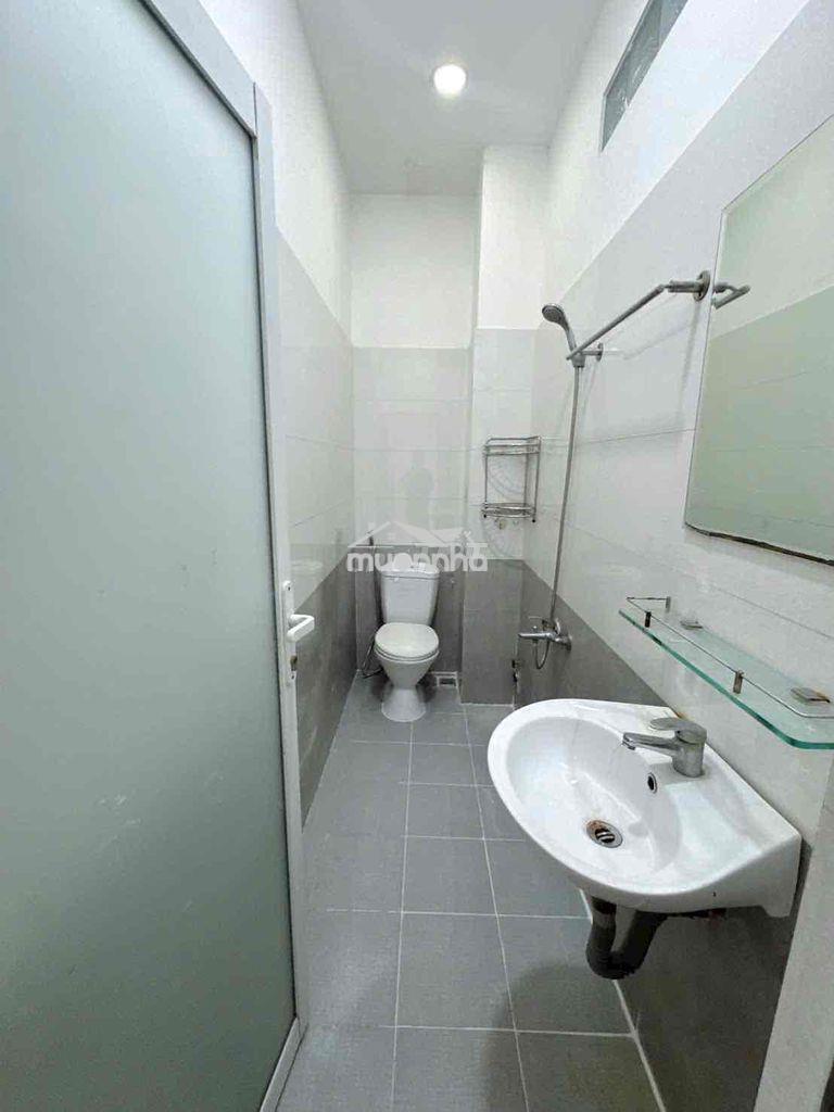 Khu nội bộ công viên độc lập. 4,5x12m 3 lầu nhà mới sơn sửa. 4pn,3wc - 3
