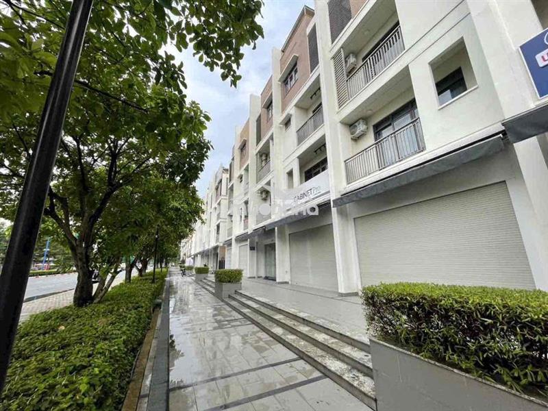 Cho thuê nhà phố đối diện siêu thị eon thành phố mới