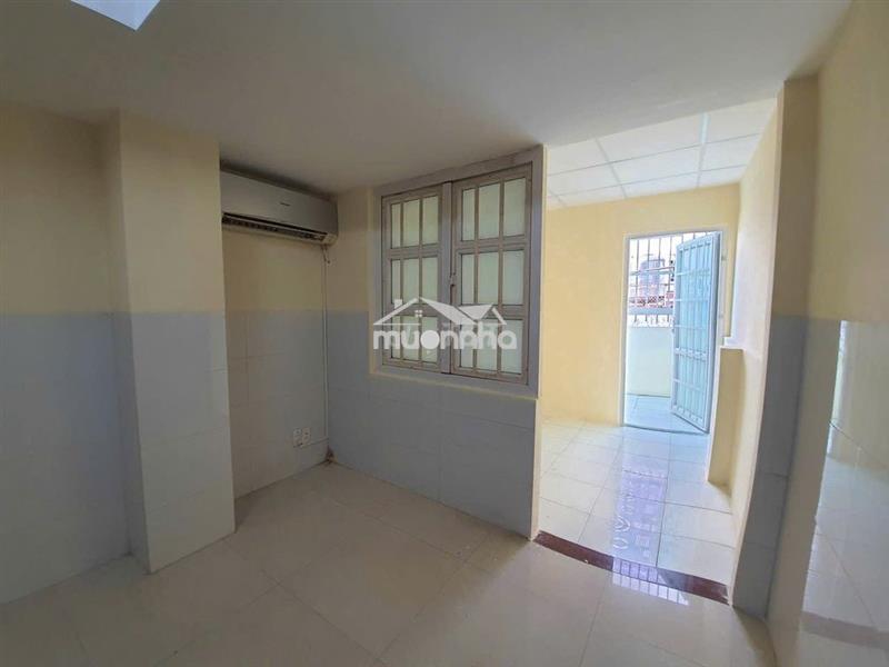 Cho thuê phòng nội thất cơ bản cửa sổ lớn ngay học viện hành chính