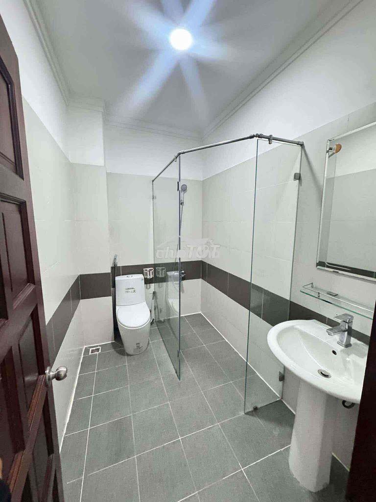 ➢Nhà đẹp thành thái  q10 ➢ dt: 4,2x18 trệt , 3 lầu, 5 phòng , 6wc ➢ gi - 3