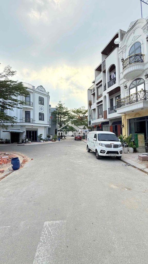 Nhà phố mới hoàn thiện khu lộc phát 22/12 eon bình dương