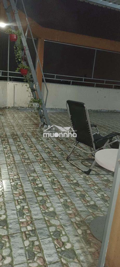 Căn lầu 4 và sân thượng 120m thoáng mát - 2