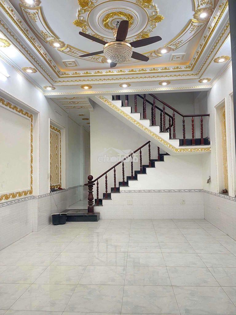 Nhà lầu sân xe hơi  gần bv dĩ an gía 7 triệu 