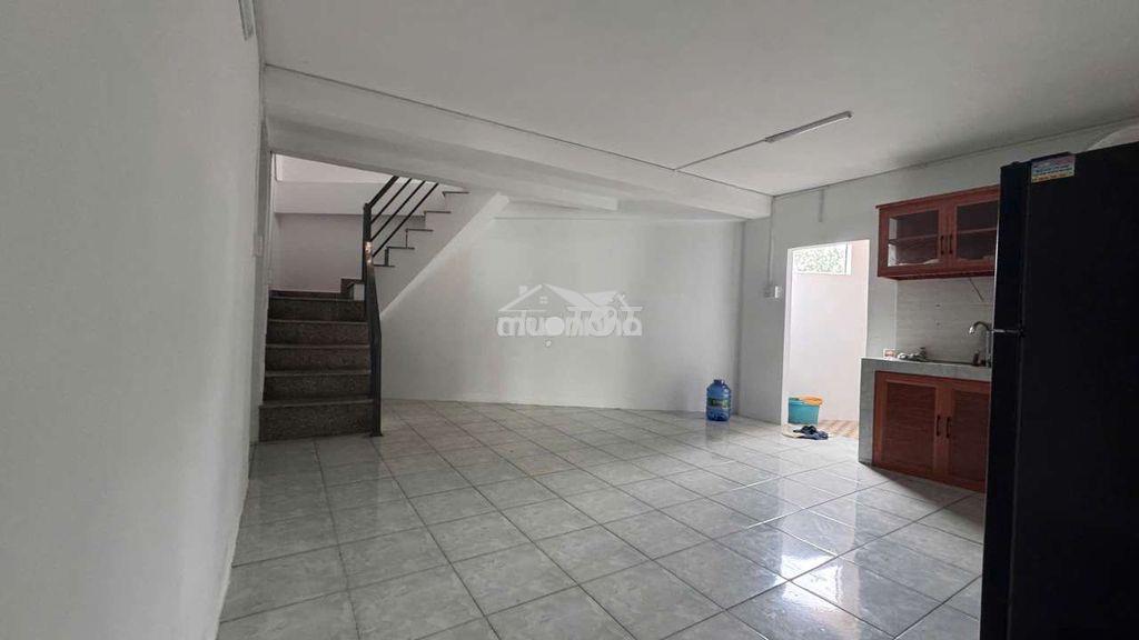 Bán kho 650m2 mặt tiền 14-26 - 4