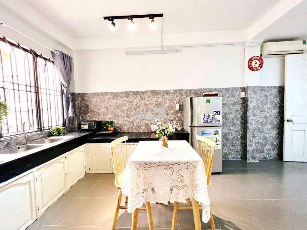 Studio bếp chữ l rộng, cửa sổ lớn, ngay khu cộng hòa - 4