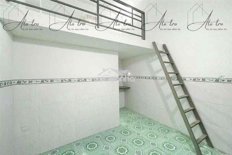 Phòng gác cao 2m cửa sổ thoáng ngay ngã 3 đông quang có bảo vệ 24/24