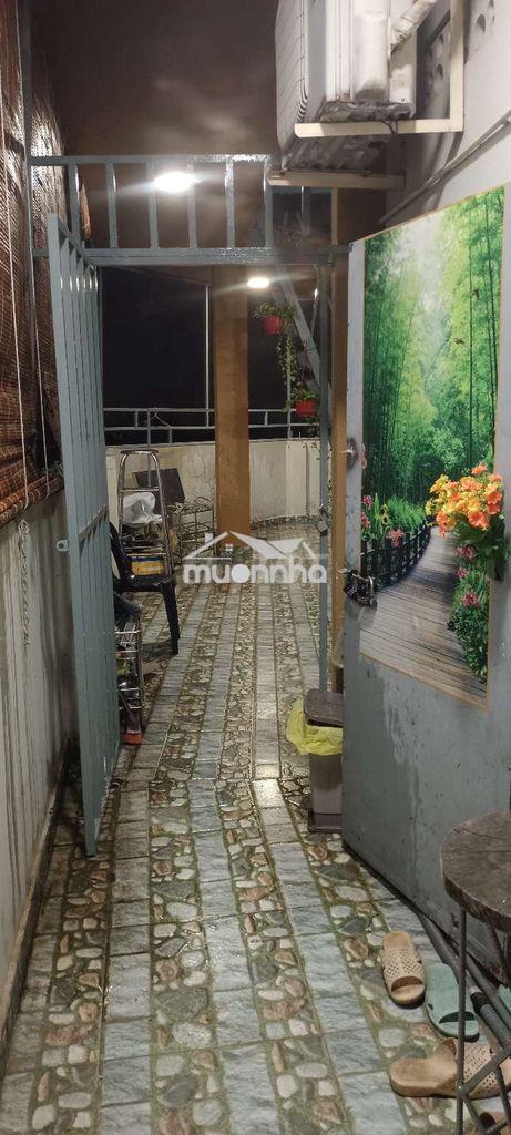 Căn lầu 4 và sân thượng 120m thoáng mát