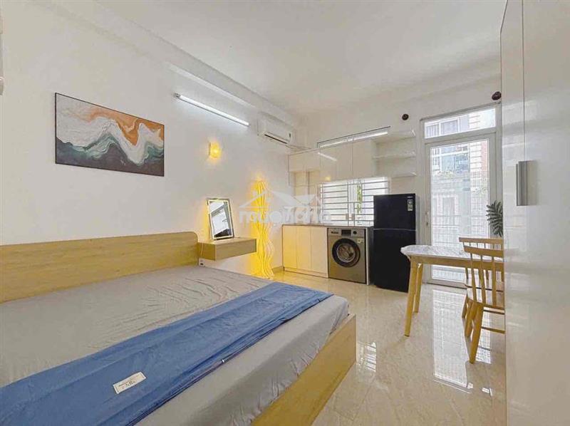 Studio ban công cực thoáng - 30m2 - nthat mới ngay vòng xoay dân chủ