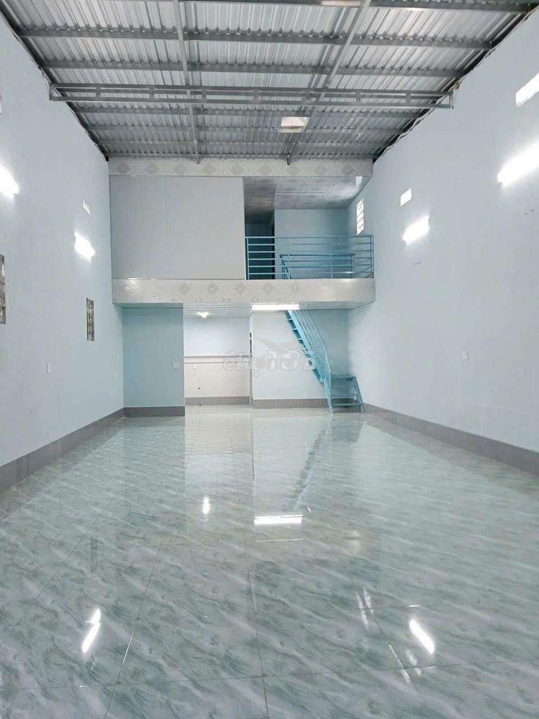 Nhà trống suốt 120m2