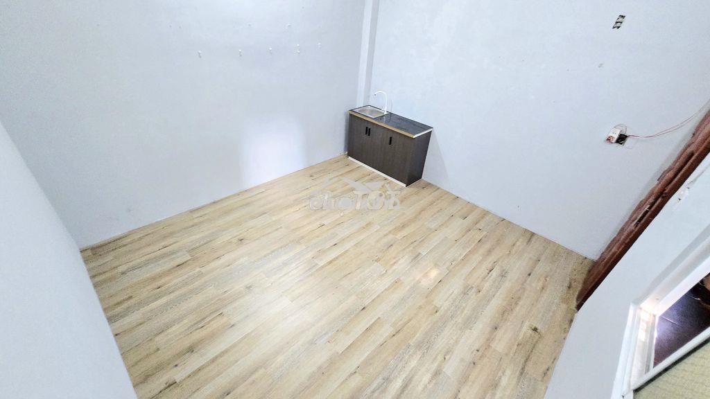 01/07 trống ! phòng đẹp, cửa sổ, sẵn máy lạnh, kệ bếp, mặt tiền cva ! - 3
