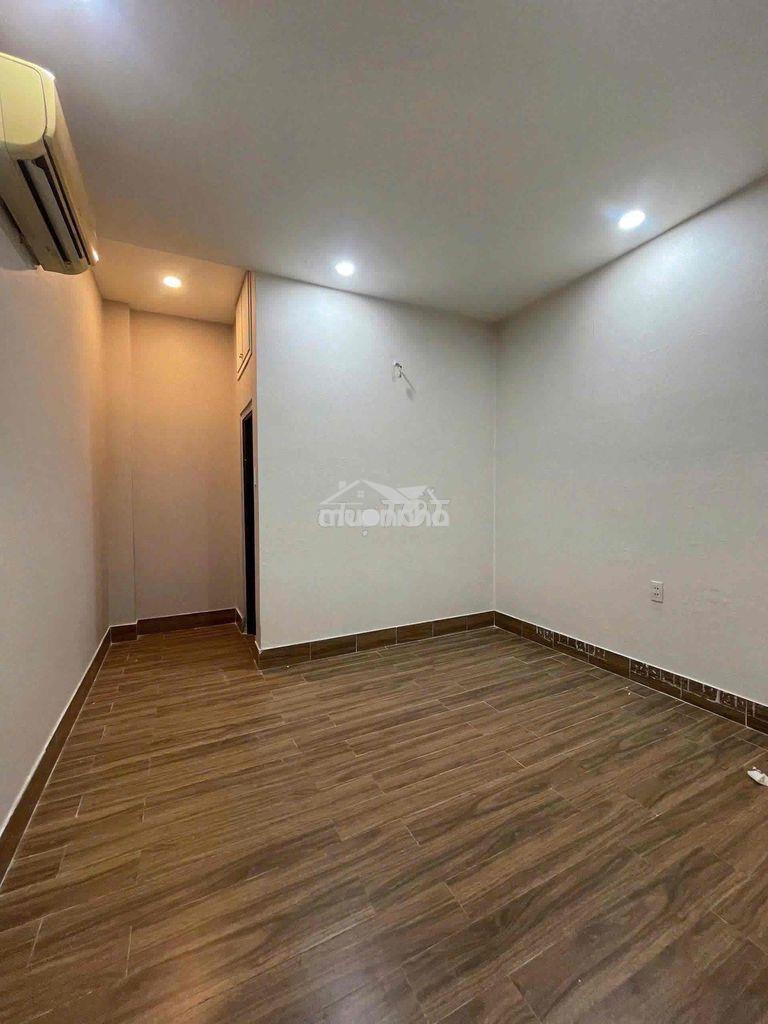 Phòng mới xây sẵn máy lạnh gần ql1a giáp tân phú
