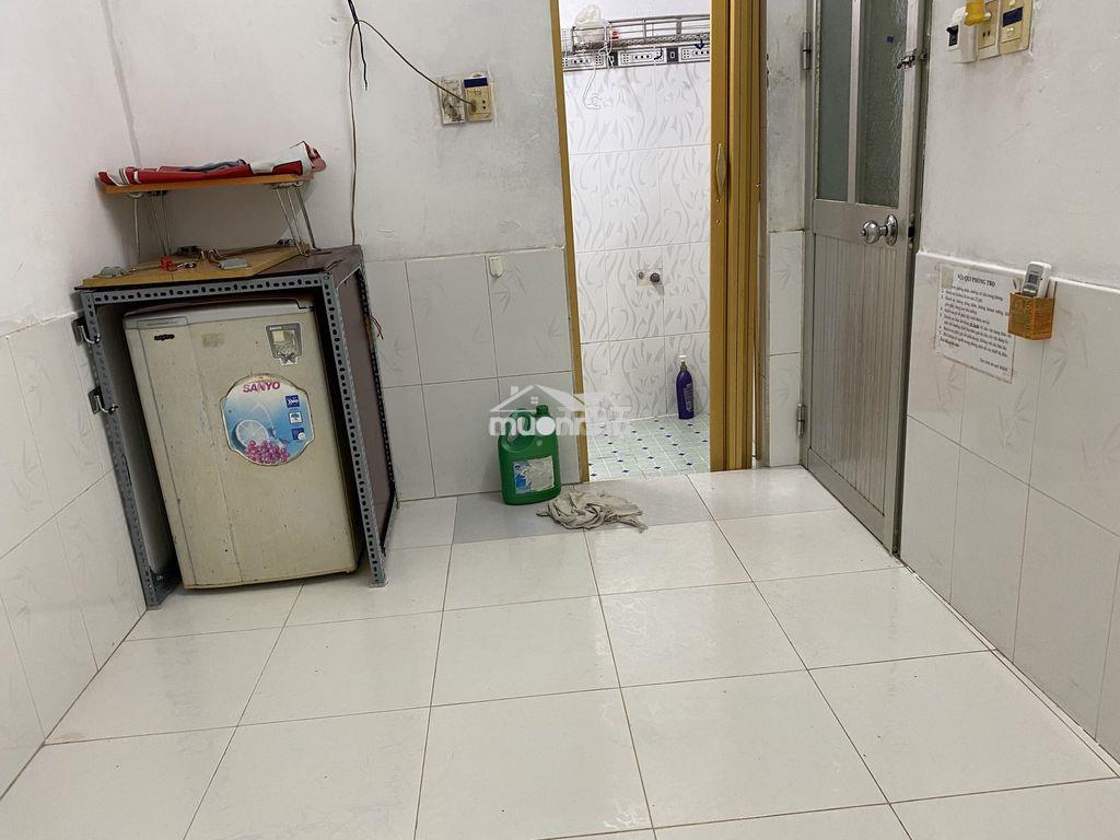 Phòng lầu đúc ngay trung tâm quận 3 thoáng mát - 3