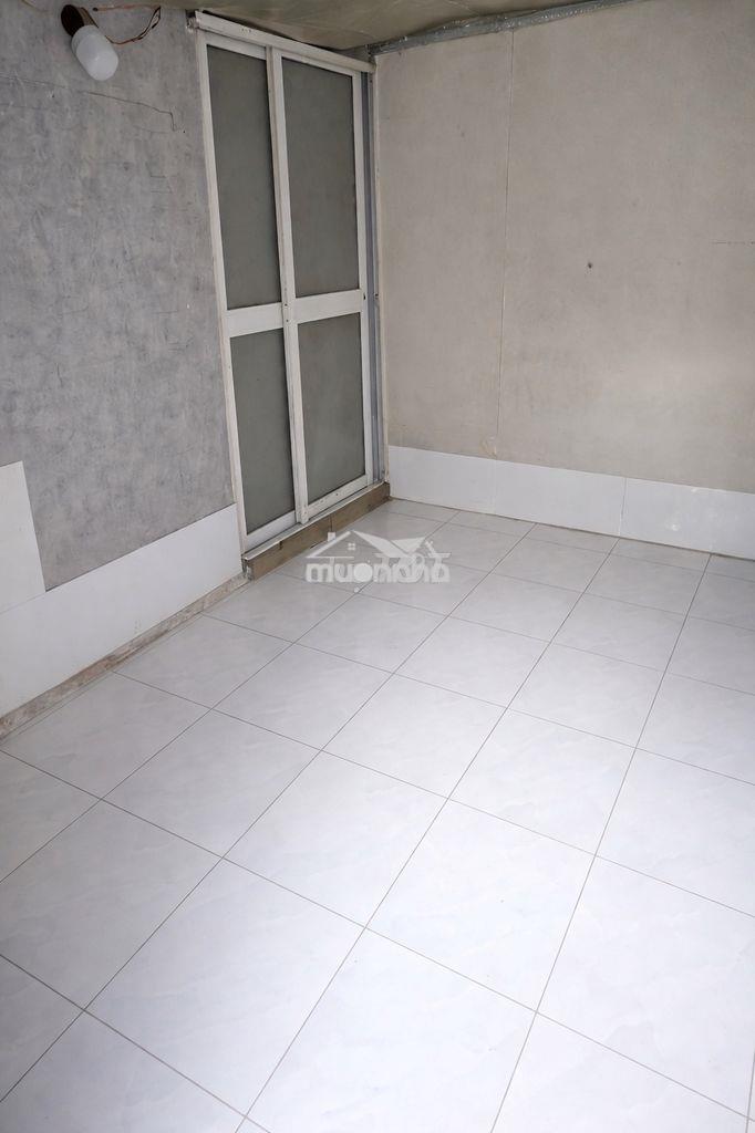 Phòng trọ quận 4 giá rẻ, có máy lạnh, tolet bên trong  - 4