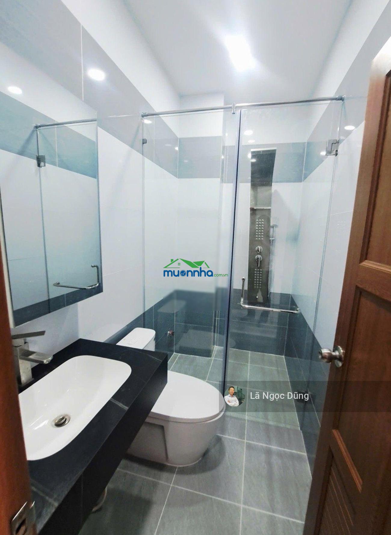Tôi cần tiền gấp đành bán nhà này. 6 tầng, 4,5x18m, có thang máy, hẻm 8m, thoại ngọc hầu, 9,111 tỷ