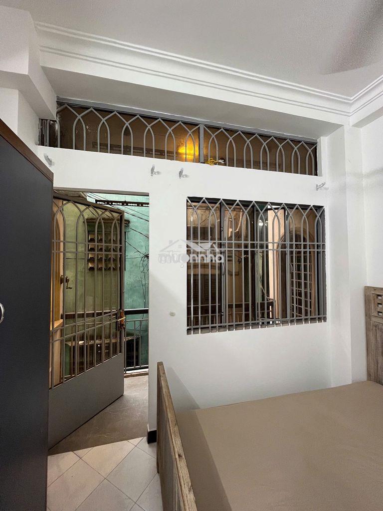 Studio full nội thất- 30m2- lầu 1- bancol lớn- ngay lý thái tổ
