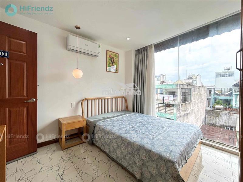 Studio cửa sổ trời đầy đủ nội thất