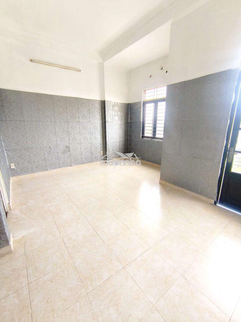 Phòng ban công giá rẻ gần chợ đầu mối, huflit