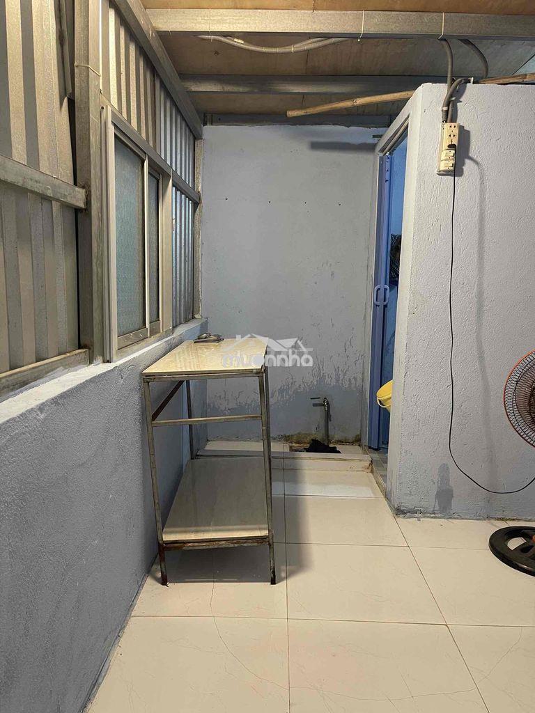 Ngay hẻm 300 nguyễn văn linh , 30m2 , giá 2tr , điện 3.5k , nước 20k - 4
