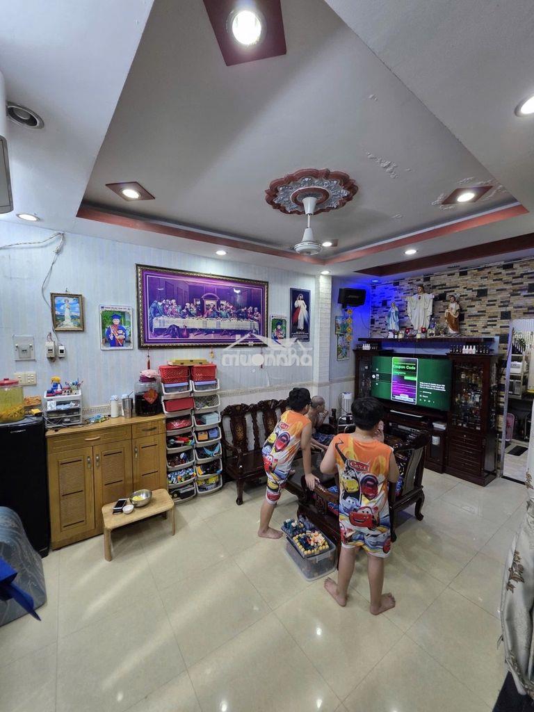 Bán nhà gần vòng xoay lê đại hành - âu cơ