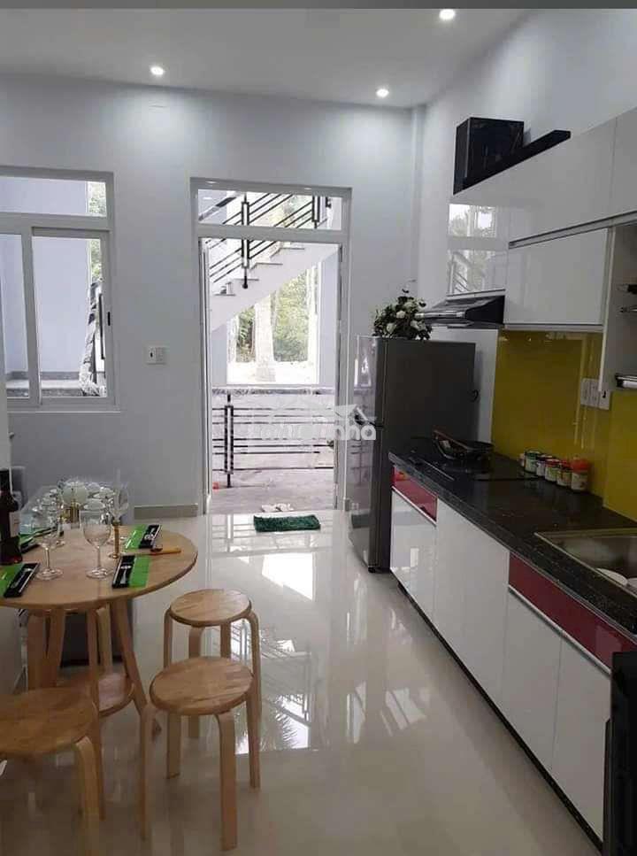 Căn hộ view hồ bơi thoáng mát