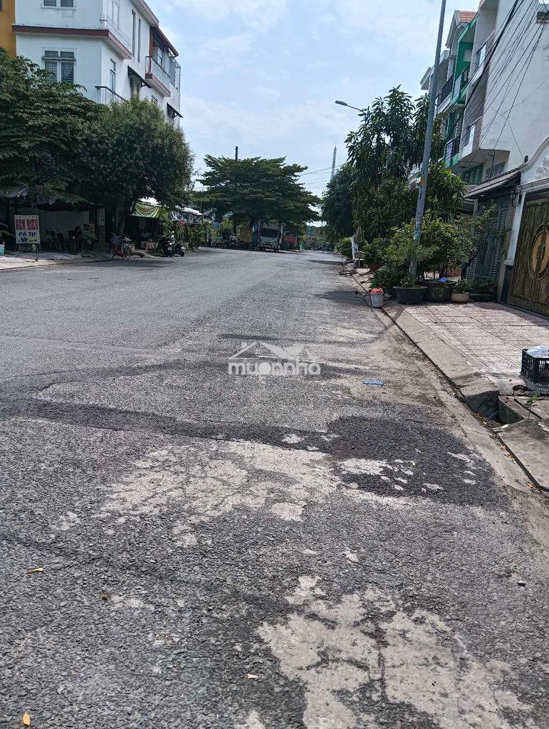 Nhà cao đẹp nền gạch men  - 3