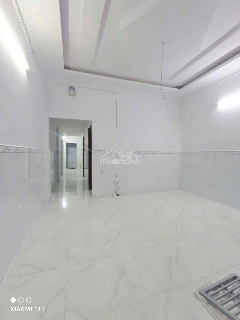 Nhà rộng cạnh xe hơi - 2