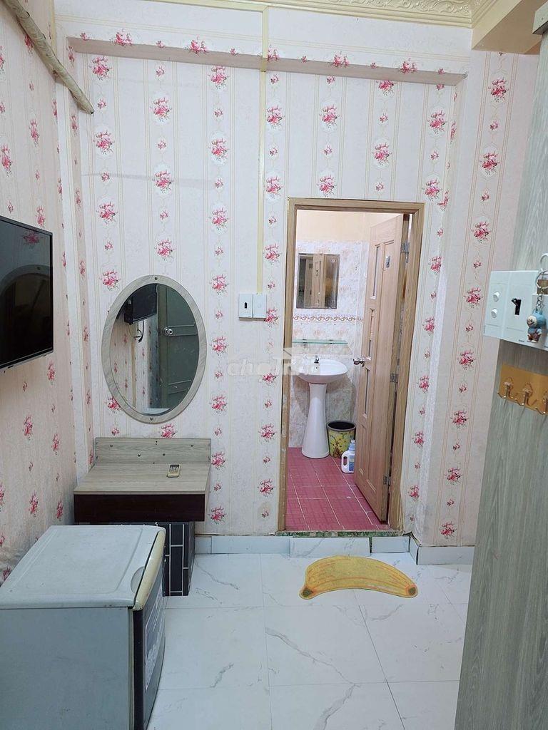 Phòng cho thuê đầy đủ tiện nghi mặt tiền đường lê hồng quận 5.
