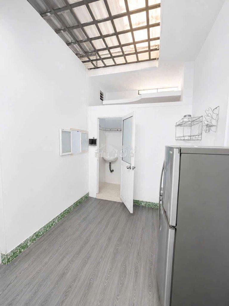 Phòng rộng có phòng ngủ, nội thất, máy lạnh - 4