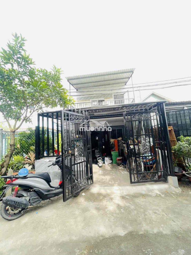 Nhà rộng ( sân xe hơi ) trệt lầu 4pn 2wc. có nội thất