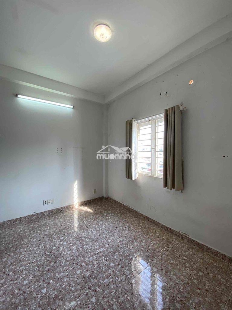 Phòng trống vừa sơn mới giá rẻ, 95 lê văn lương