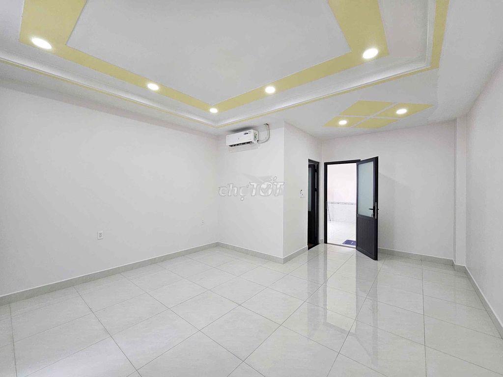 Văn phòng 20m2, có cửa sổ, thang máy, m. lanh, hầm xe. giá 6 tr - 4