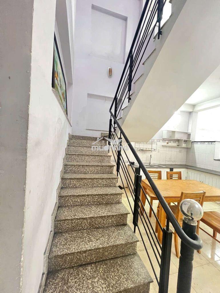 Nhà đường oto, dt:4,5x18m, có phòng ngủ dưới. - 4