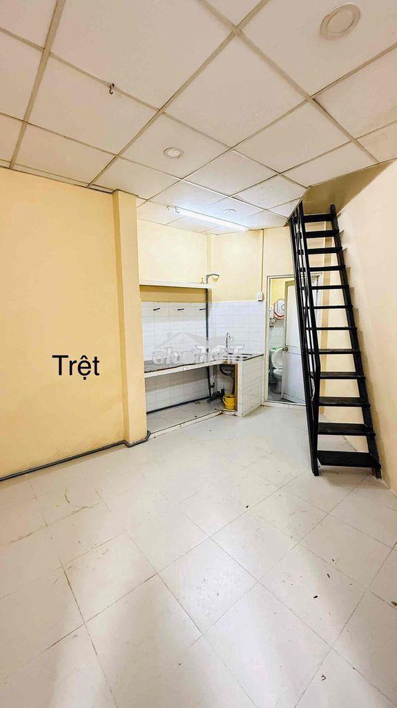 Nhà mới cho thuê 3 lầu, gần bv chợ rãy & đh ktế. gía 8tr có 3pn & 2wc - 3