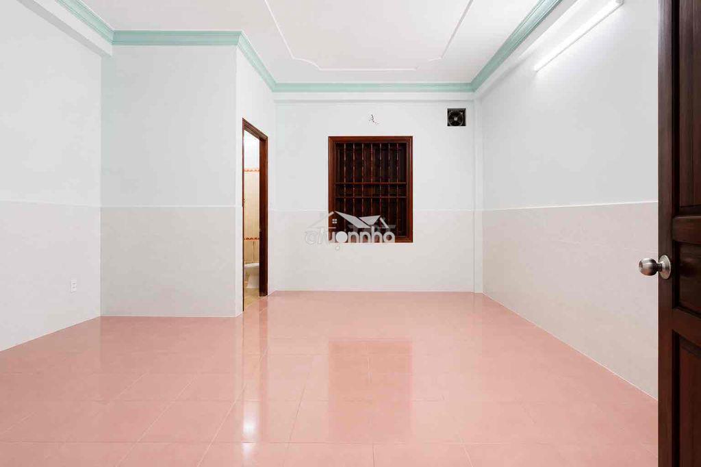 Phòng cao cấp, rộng rãi, cửa gỗ - 2