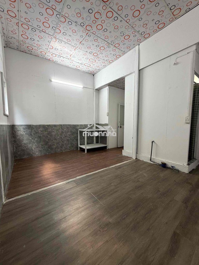 Phòng tầng 1. rộng cửa sổ thoáng . bếp bồn rửa tắm riêng - tolet riêng