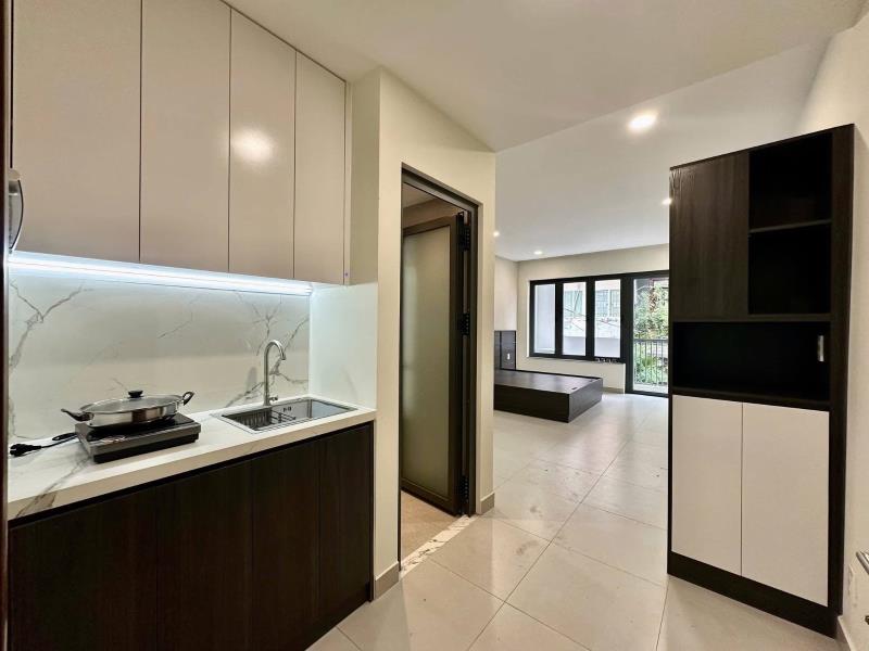 Cho thuê studio ban công 40m2 ngay ngã tư hàng xanh - trường đại học hutech - ngoại thương - ga metro tân cảng
