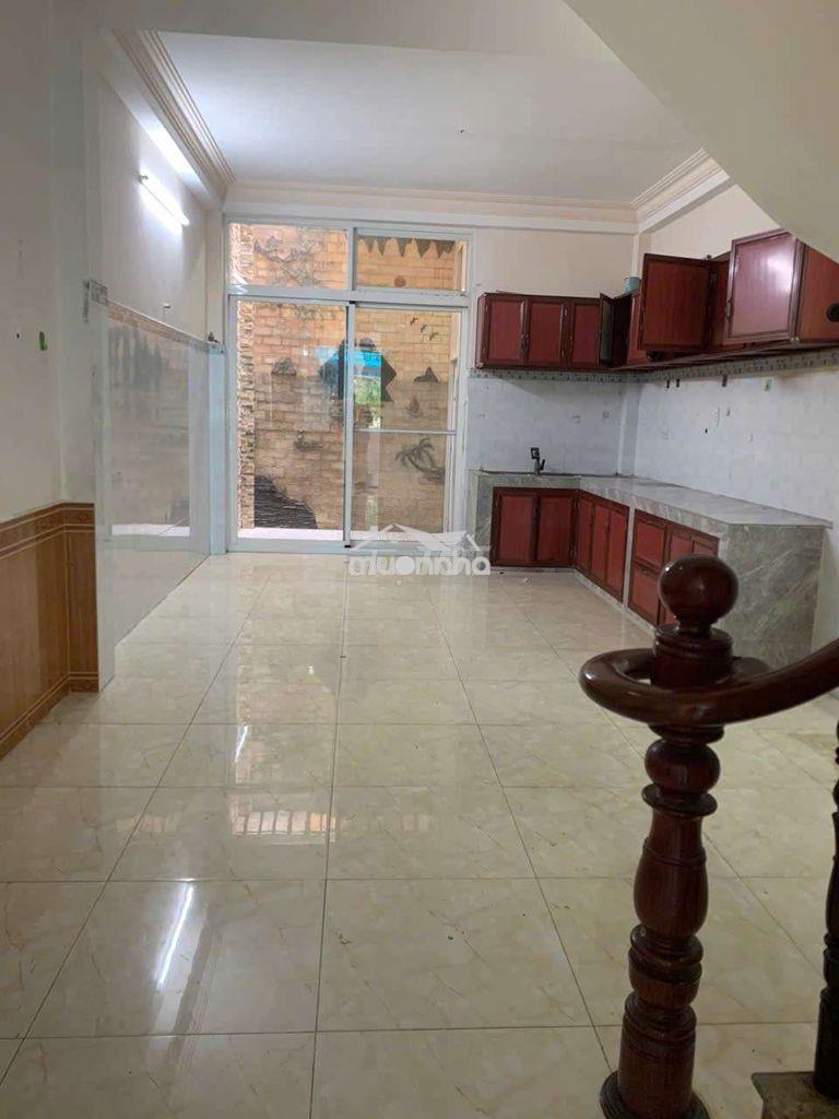 Nhà trệt lầu dt 4x20m, mặt tiền đường lớn