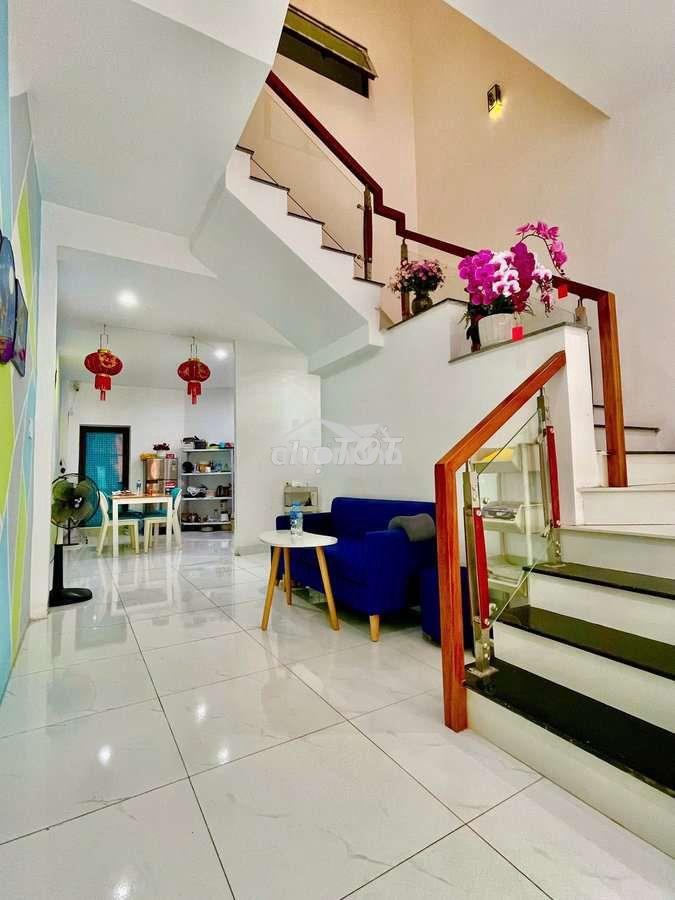 Nhà 2 tầng, dọn vào ở ngay