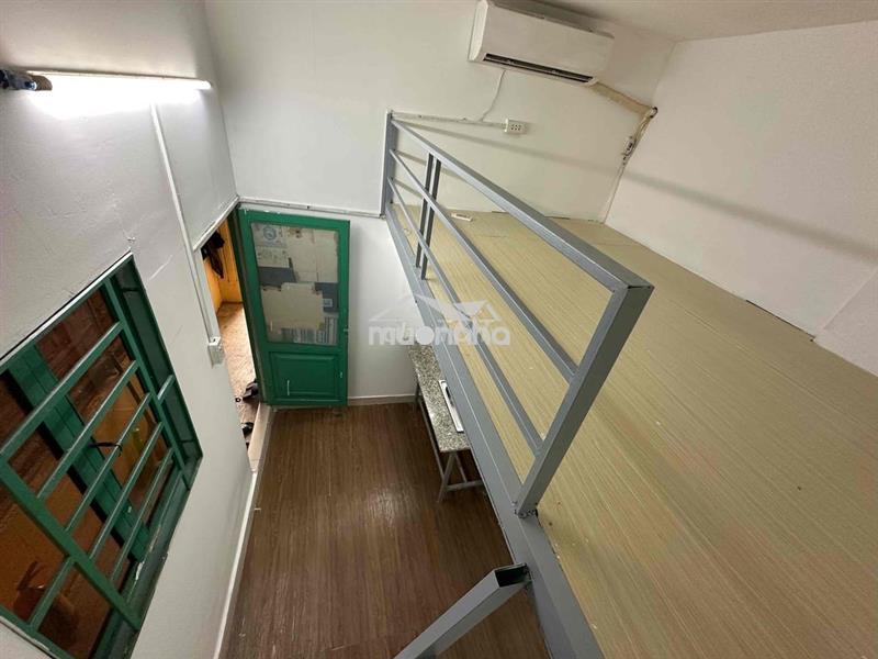 Còn phòng cho thuê( sau trường hồng bàng ) máy lạnh gác wc riêng