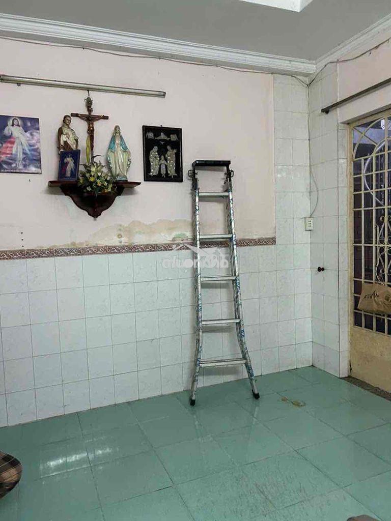 Cho thuê nguyên tầng trêt 50m2, lối đi riêng với lầu 1 - 3