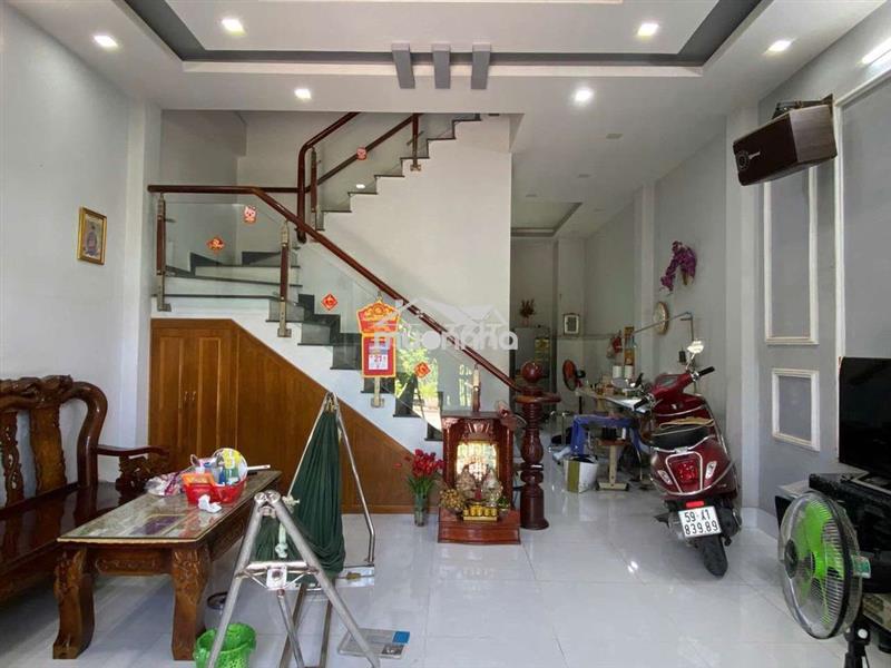 Bán nhà 2 tầng sáng bên đông tăng long vị trí đẹp 