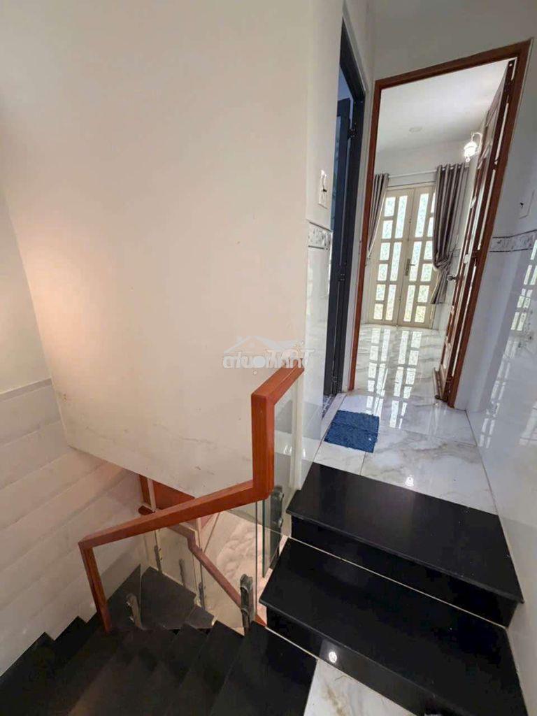 Nhà đẹp căn gốc có 1 máy lạnh vô ở liền nhà trống - 4