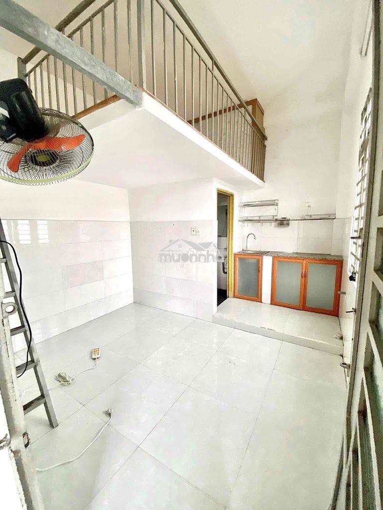 Còn ít phòng cửa sổ trời cho sv huit - lê trọng tấn