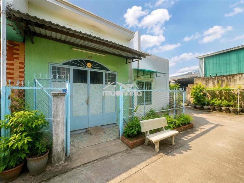 Nhà bán cạnh hẻm xe hơi gần chợ thủ đức